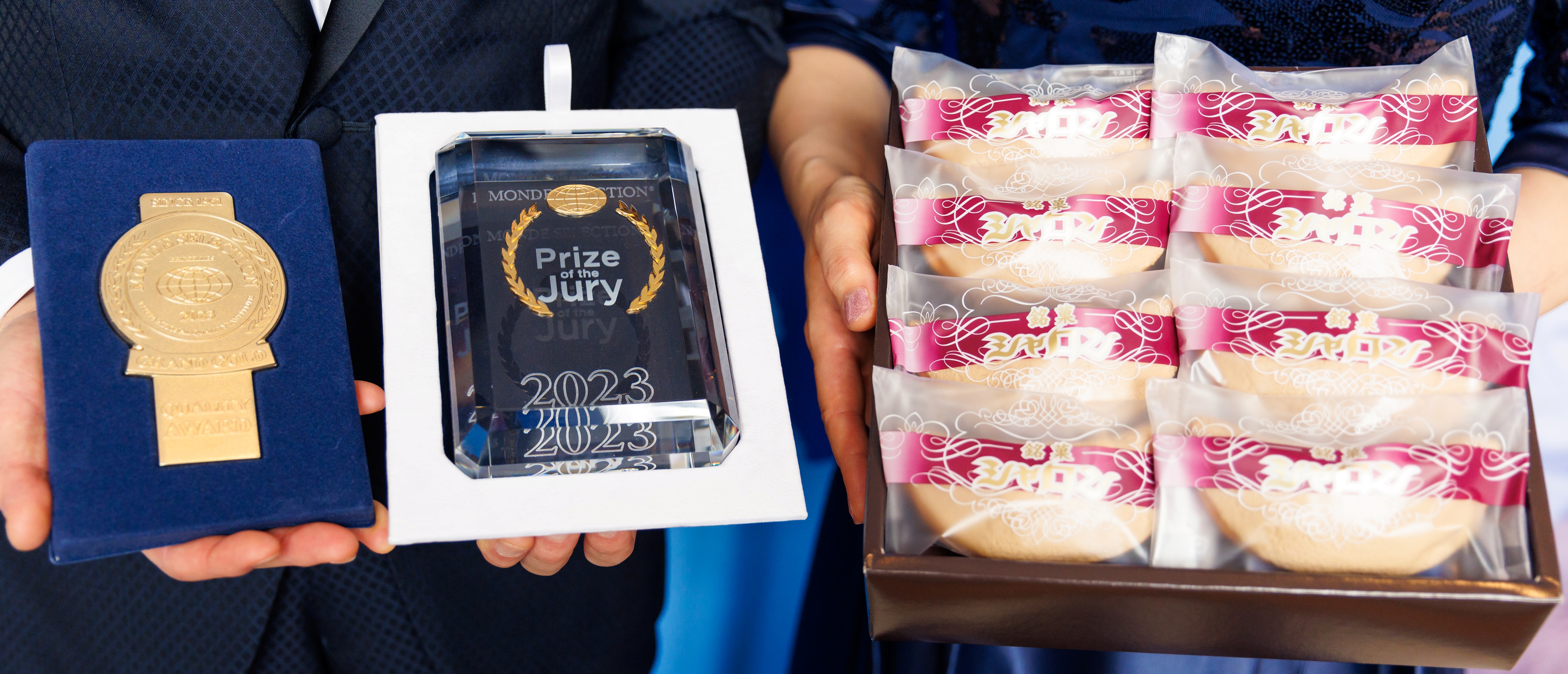 トロフィーと受賞製品